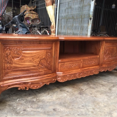  KỆ TIVI LOUIS HƯƠNG ĐÃ 2M2